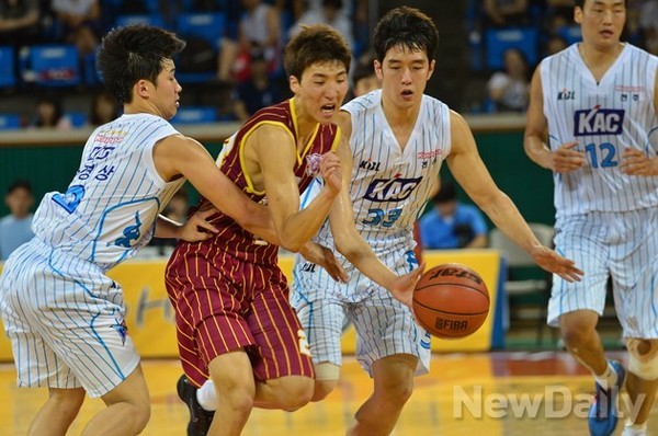 ▲ 기대를 모았던 경희대학교는 4강의 문턱에서 울산 모비스에게 3점차로 패하며 아깝게 탈락했다ⓒ정상윤