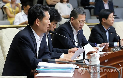 ▲ 정청래 국가정보원 댓글 의혹사건 등의 진상규명을 위한 국정조사특별위원회 야당 간사가 21일 국회에서 여당의원들이 불참한 가운데 열린 청문회에서 의사진행발언을 하고 있다.ⓒ연합뉴스