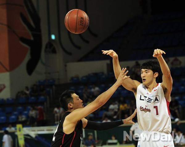 ▲ 상무 농구단과 프로농구단 서울 SK의 프로 아마농구 최강전 4강이 21일 서울 송파구 잠실학생체육관에서 열렸다. 이날 경기에서 상무가 SK 꺾고 승리했다. 상무는 22일 오후 2시 같은 장소에서 결승전을 치른다ⓒ이미화