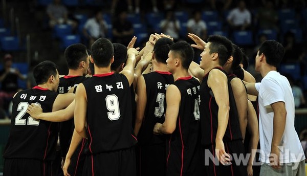 ▲ 상무 농구단과 프로농구단 서울 SK의 프로 아마농구 최강전 4강이 21일 서울 송파구 잠실학생체육관에서 열렸다. 이날 경기에서 상무가 SK 꺾고 승리했다. 상무는 22일 오후 2시 같은 장소에서 결승전을 치른다ⓒ이미화