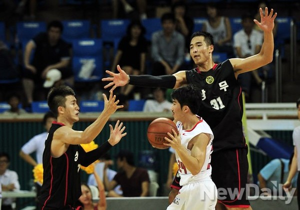 ▲ 상무 농구단과 프로농구단 서울 SK의 프로 아마농구 최강전 4강이 21일 서울 송파구 잠실학생체육관에서 열렸다. 이날 경기에서 상무가 SK 꺾고 승리했다. 상무는 22일 오후 2시 같은 장소에서 결승전을 치른다ⓒ이미화