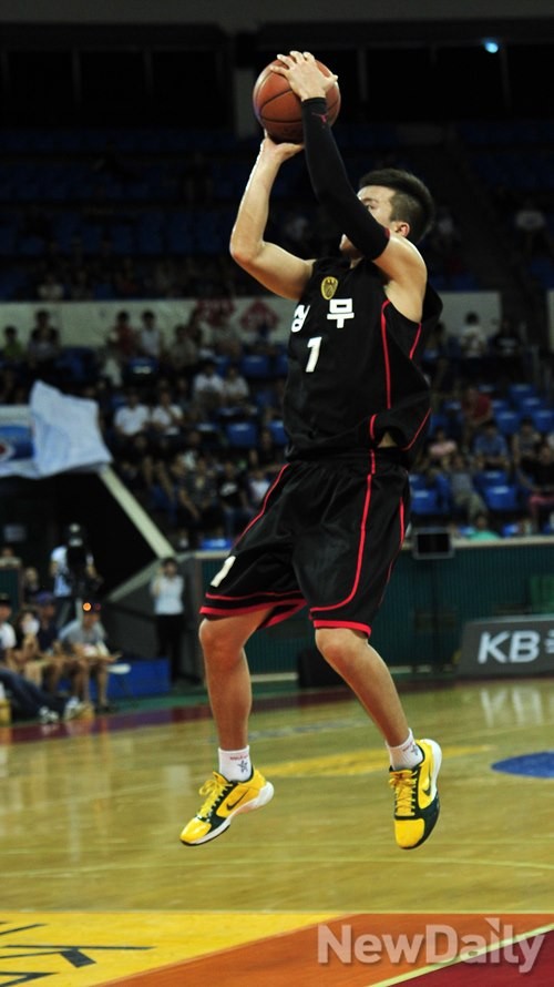 ▲ 상무 농구단과 프로농구단 서울 SK의 프로 아마농구 최강전 4강이 21일 서울 송파구 잠실학생체육관에서 열렸다. 이날 경기에서 상무가 SK 꺾고 승리했다. 상무는 22일 오후 2시 같은 장소에서 결승전을 치른다ⓒ이미화