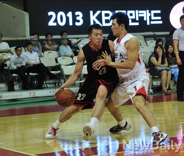 ▲ 상무 농구단과 프로농구단 서울 SK의 프로 아마농구 최강전 4강이 21일 서울 송파구 잠실학생체육관에서 열렸다. 이날 경기에서 상무가 SK 꺾고 승리했다. 상무는 22일 오후 2시 같은 장소에서 결승전을 치른다ⓒ이미화