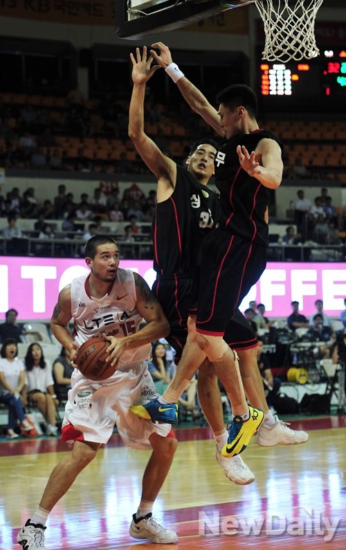 ▲ 상무 농구단과 프로농구단 서울 SK의 프로 아마농구 최강전 4강이 21일 서울 송파구 잠실학생체육관에서 열렸다. 이날 경기에서 상무가 SK 꺾고 승리했다. 상무는 22일 오후 2시 같은 장소에서 결승전을 치른다ⓒ이미화