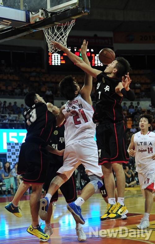 ▲ 상무 농구단과 프로농구단 서울 SK의 프로 아마농구 최강전 4강이 21일 서울 송파구 잠실학생체육관에서 열렸다. 이날 경기에서 상무가 SK 꺾고 승리했다. 상무는 22일 오후 2시 같은 장소에서 결승전을 치른다ⓒ이미화