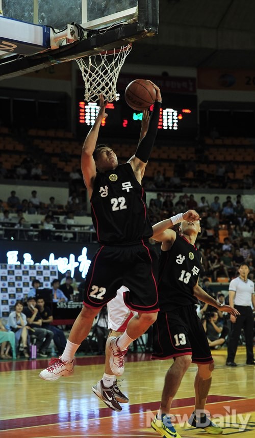 ▲ 상무 농구단과 프로농구단 서울 SK의 프로 아마농구 최강전 4강이 21일 서울 송파구 잠실학생체육관에서 열렸다. 이날 경기에서 상무가 SK 꺾고 승리했다. 상무는 22일 오후 2시 같은 장소에서 결승전을 치른다ⓒ이미화