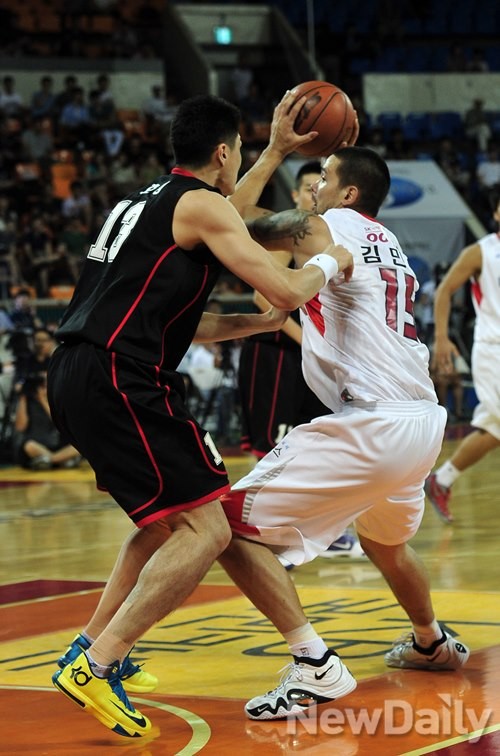 ▲ 상무 농구단과 프로농구단 서울 SK의 프로 아마농구 최강전 4강이 21일 서울 송파구 잠실학생체육관에서 열렸다. 이날 경기에서 상무가 SK 꺾고 승리했다. 상무는 22일 오후 2시 같은 장소에서 결승전을 치른다ⓒ이미화