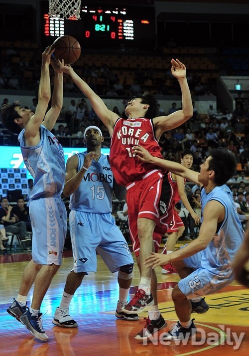 ▲ 21일 서울 송파구 잠실학생체육관에서 열린 2013 프로-아마농구 최강전 준결승에서 고려대학교가 울산 모비스를 꺾고 결승행을 확정지었다ⓒ이미화