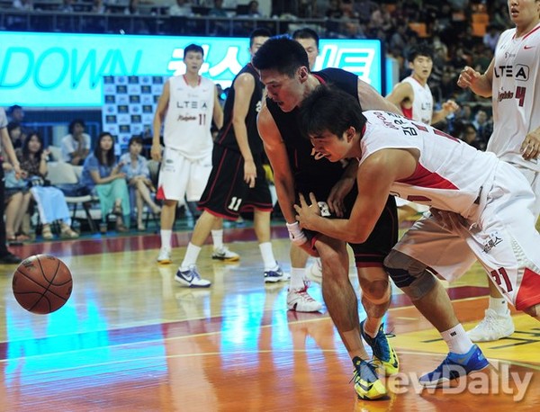 ▲ 21일 서울 송파구 잠실학생체육관에서 열린 2013 프로-아마농구 최강전 준결승에서 상무가 서울 SK를 꺾고 결승행을 확정지었다ⓒ이미화