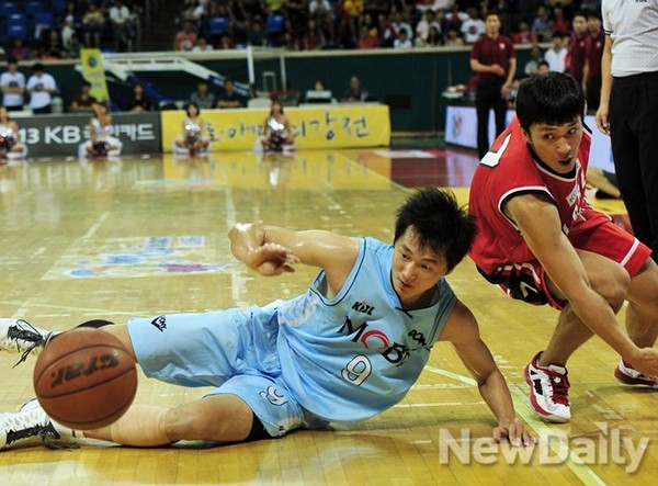 ▲ 21일 서울 송파구 잠실학생체육관에서 열린 2013 프로-아마농구 최강전 준결승에서 고려대학교가 울산 모비스를 꺾고 결승행을 확정지었다ⓒ이미화