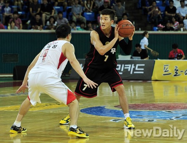 ▲ 21일 서울 송파구 잠실학생체육관에서 열린 2013 프로-아마농구 최강전 준결승에서 상무가 서울 SK를 꺾고 결승행을 확정지었다ⓒ이미화