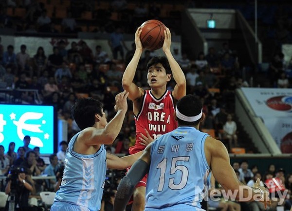 ▲ 21일 서울 송파구 잠실학생체육관에서 열린 2013 프로-아마농구 최강전 준결승에서 고려대학교가 울산 모비스를 꺾고 결승행을 확정지었다ⓒ이미화