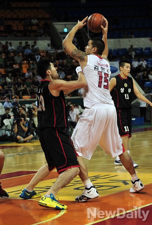▲ 21일 서울 송파구 잠실학생체육관에서 열린 2013 프로-아마농구 최강전 준결승에서 상무가 서울 SK를 꺾고 결승행을 확정지었다ⓒ이미화