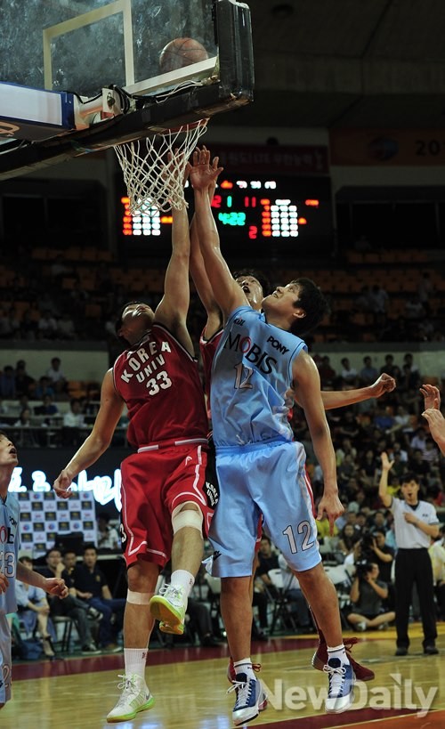 ▲ 21일 서울 송파구 잠실학생체육관에서 열린 2013 프로-아마농구 최강전 준결승에서 고려대학교가 울산 모비스를 꺾고 결승행을 확정지었다ⓒ이미화