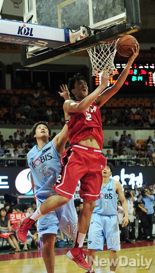 ▲ 21일 서울 송파구 잠실학생체육관에서 열린 2013 프로-아마농구 최강전 준결승에서 고려대학교가 울산 모비스를 꺾고 결승행을 확정지었다ⓒ이미화