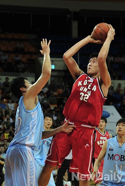 ▲ 21일 서울 송파구 잠실학생체육관에서 열린 2013 프로-아마농구 최강전 준결승에서 고려대학교가 울산 모비스를 꺾고 결승행을 확정지었다ⓒ이미화
