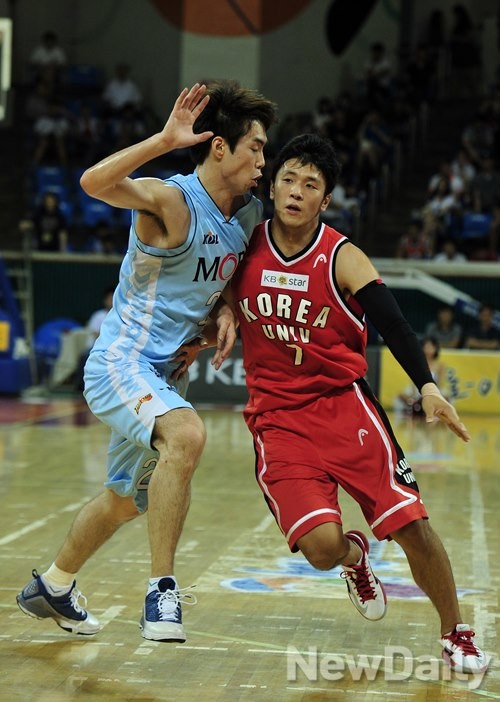 ▲ 21일 서울 송파구 잠실학생체육관에서 열린 2013 프로-아마농구 최강전 준결승에서 고려대학교가 울산 모비스를 꺾고 결승행을 확정지었다ⓒ이미화