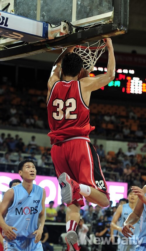▲ 21일 서울 송파구 잠실학생체육관에서 열린 2013 프로-아마농구 최강전 준결승에서 고려대학교가 울산 모비스를 꺾고 결승행을 확정지었다ⓒ이미화
