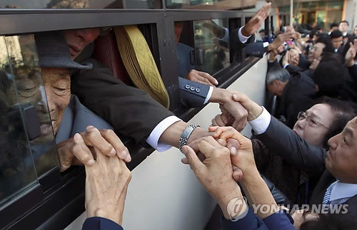 ▲ 2010년 11월1일 금강산면회소에서 열린 제18차 이산가족 상봉에서 국군출신의 북측 최고령 상봉자인 리종렬씨(왼쪽,90)가 생후 100일의 갓난아기 때 헤어진 남측 아들 이민관(61)씨 등 가족들과 헤어지며 손을 부여잡고 있다.ⓒ연합뉴스