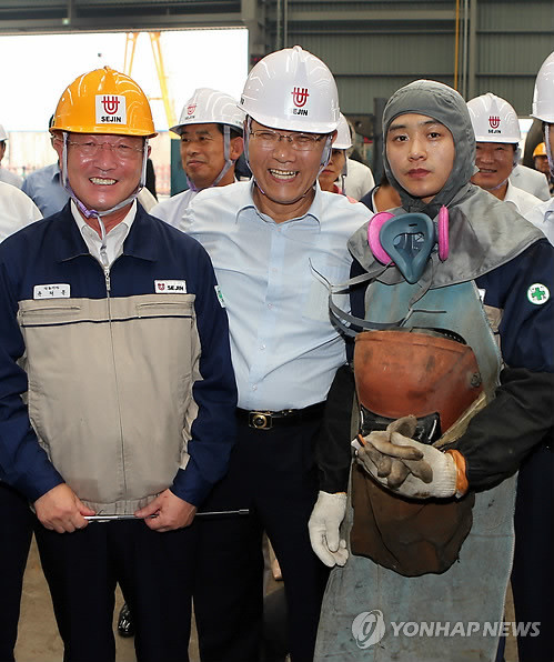 ▲ 황우여(중앙) 새누리당 대표가 22일 오후 경남 창원시 진해구 남문동에 있는 조선기자재 생산업체인 세진산업을 찾아 윤태문 사장과 근로자 사이에서 활짝 웃고 있다.ⓒ연합뉴스