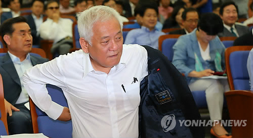 ▲ 김한길 민주당 대표가 22일 국회에서 열린 의원총회에서 상의를 벗고 있다.ⓒ연합뉴스