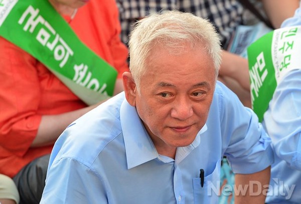 ▲ 투쟁 명분이 사라졌음에도 불구하고 서울광장에서 길바닥 선동을 벌이고 있는 민주당 김한길 대표. ⓒ 정상윤 기자