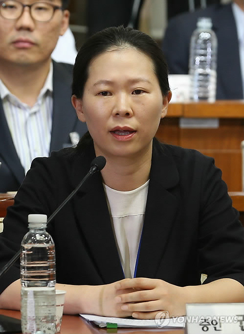 ▲ 지난 19일 국정원 국정조사 청문회에 출석해 민주당을 노골적으로 편든 권은희 전 수서경찰서 수사과장. ⓒ연합뉴스