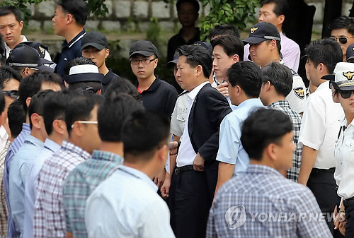 ▲ 정청래 국정원 국조특위 야당 간사가 22일 야당의원들과 함께 '박근혜 대통령께 보내는 공식서한'을 전달하기 위해 청와대로 향하다 막아서는 경찰과 승강이를 벌이고 있다. ⓒ 연합뉴스