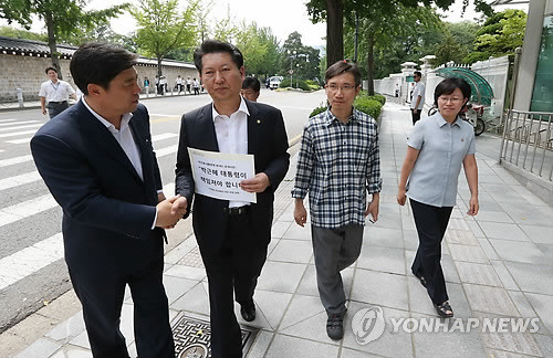 ▲ 정청래 국정원 국조특위 야당간사와 이상규.김미희 통합진보당 의원이 22일 박근혜 대통령에게 보내는 공개서한을 갖고 청와대 민원실 앞에서 김선동 정무비서관과 만나고 있다. ⓒ 연합뉴스