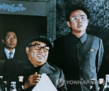 ▲ 우드로윌슨센터가 김일성-김정일 세습에 대한 옛 동독의 외교문서 4건을 공개하면서 홈페이지에 올린 김일성과 김정일의 사진. ⓒ연합뉴스