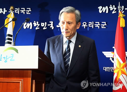 ▲ 지난해 최전방 초소에서 발생했던 [노크 귀순] 사건과 관련해 대국민 사과문을 발표하고 있는 김관진 국방장관. ⓒ연합뉴스