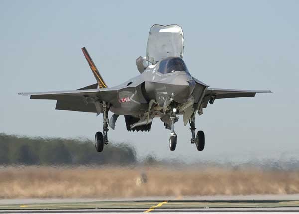 ▲ 수직이착륙 테스트 중인 F-35B(해병대용). F-35 중 가장 비싸다.