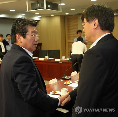 ▲ 강석호 새누리당 제4정조위원장(왼쪽)과 서승환 국토부 장관이 23일 국회에서 열린 새누리당-국토부 당정협의에서 악수하고 있다. ⓒ연합뉴스