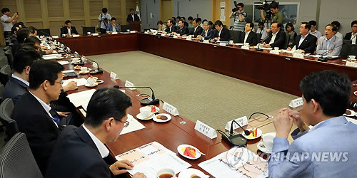 ▲ 새누리당과 국토부의 당정협의가 23일 국회에서 열려 참석자들이 전·월세 대책, 철도산업 발전방안 등 국토부 관련 현안을 논의하고 있다. ⓒ연합뉴스