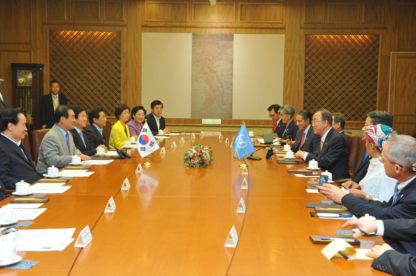 ▲ 반기문 유엔사무총장 일행이 23일 국회를 방문해 접견실에서 강창희 국회의장 등 관계자들과 환담하고 있다.ⓒ국회 제공