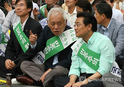 ▲ 김한길 민주당 대표와 전병헌 원내대표가 23일 오후 서울 종로구 청계광장에서 열린 대국민 보고대회에서 얘기를 나누고 있다.ⓒ연합뉴스