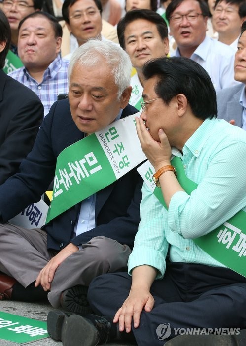 ▲ 23일 오후 청계광장에서 열린 국정원 규탄 떼촛불 집회에서 민주당 전병헌 원내대표(우)가 김한길 대표에게 조용히 귀엣말을 하고 있다. ⓒ연합뉴스