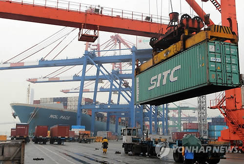 ▲ (사진=연합뉴스) 한국은행은 [7월 무역지수 및 교역조건] 발표를 통해 수출입 상품의 교역 조건이 27개월만에 최상의 수준을 기록했다고 23일 밝혔다.