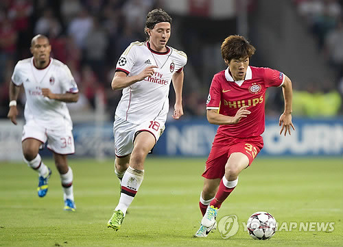 ▲ 8년 만에 에인트호번 유니폼을 입은 박지성이 21일(한국시간) 홈구장에서 열린 AC밀란과의 유럽축구연맹(UEFA) 챔피언스리그 플레이오프 1차전에 선발 출장해 리카르도와 볼 경합을 벌이고 있다. ⓒ 연합뉴스