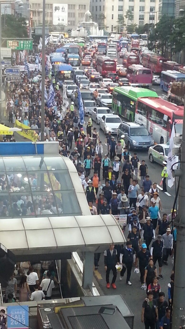 ▲ 24일 민노총 행진으로 인해, 명동 롯데백화점 앞 교통체증이 극에 달한 모습    [사진 출처 = 트위터 @ASeoyeon777]