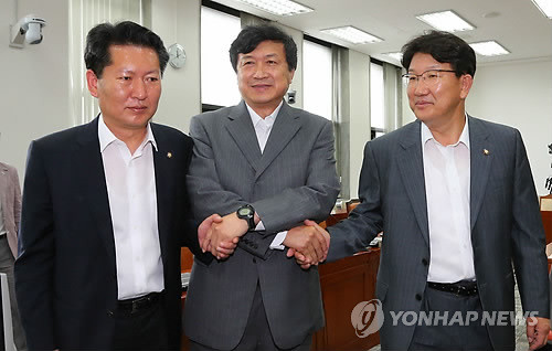 ▲ 신기남 국정원 국정조사특별위원회 위원장(가운데)과 정청래 민주당 간사(왼쪽), 권성동 새누리당 간사가 23일 오전 전체회의가 끝난 후 회의장을 나서기에 앞서 악수하고 있다.ⓒ연합뉴스