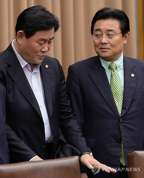 ▲ 최경환 새누리당(왼쪽), 전병헌 민주당 원내대표가 23일 국회 접견실에서 반기문 유엔사무총장을 기다리며 대화하고 있다.ⓒ연합뉴스