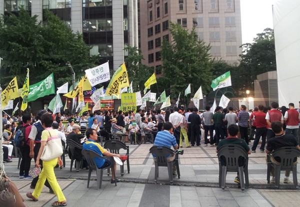 ▲ 23일 오후 6시 31분 청계천 민주당 집회 모습(1천여 명이 모인 것으로 보였다)