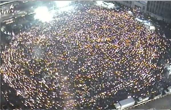 ▲ 17일 8시 정각 촛불집회 참가자들(4천여명 추산)