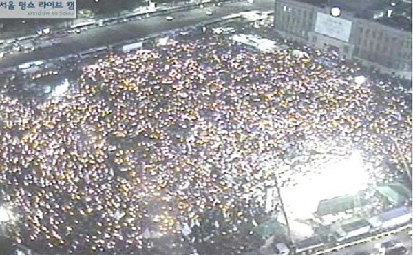 ▲ 8월 10일 7시 50분 서울광장의 촛불집회 모습(8천여명 추산)