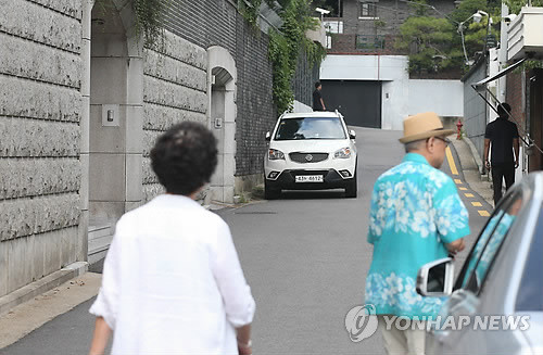 ▲ ⓒ연합뉴스, 서울 서대문구 연희동 전두환 전 대통령 자택 앞