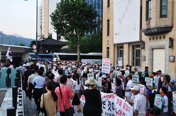 ▲ 23일 구 동앙일보 사옥 앞 어버이연합 집회 장면
