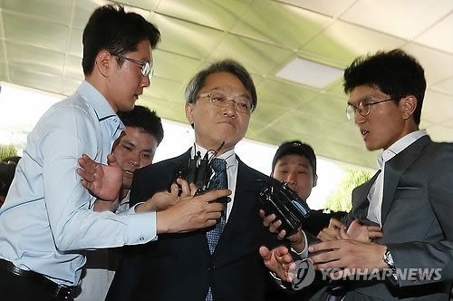 ▲ 26일 이임하는 양건 감사원장이 오전 굳은 표정으로 기자들의 질문에 답하지 않고 서울 종로구 삼청동 감사원으로 출근하고 있다. ⓒ 연합뉴스