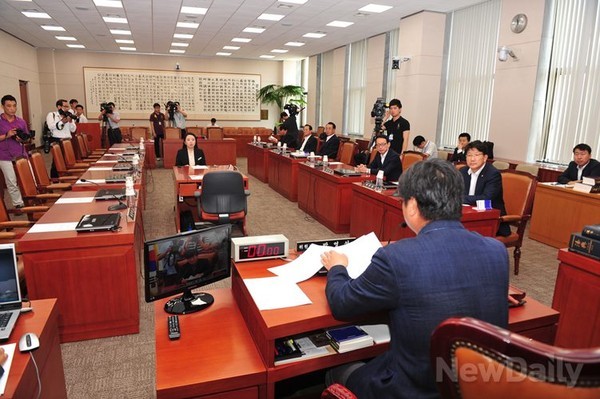 ▲ 국회 법제사법위원회 전체회의가 26일 오전 국회에서 열렸다. 야당의원들의 불참으로 야당의원석이 텅 비어 있다.ⓒ이종현 기자