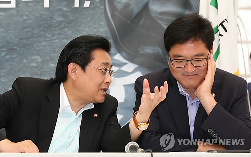 ▲ 전병헌 민주당 원내대표(왼쪽)와 우원식 민주당 의원이 26일 오전 서울광장에서 열린 최고위원회의에서 대화하고 있다.ⓒ연합뉴스